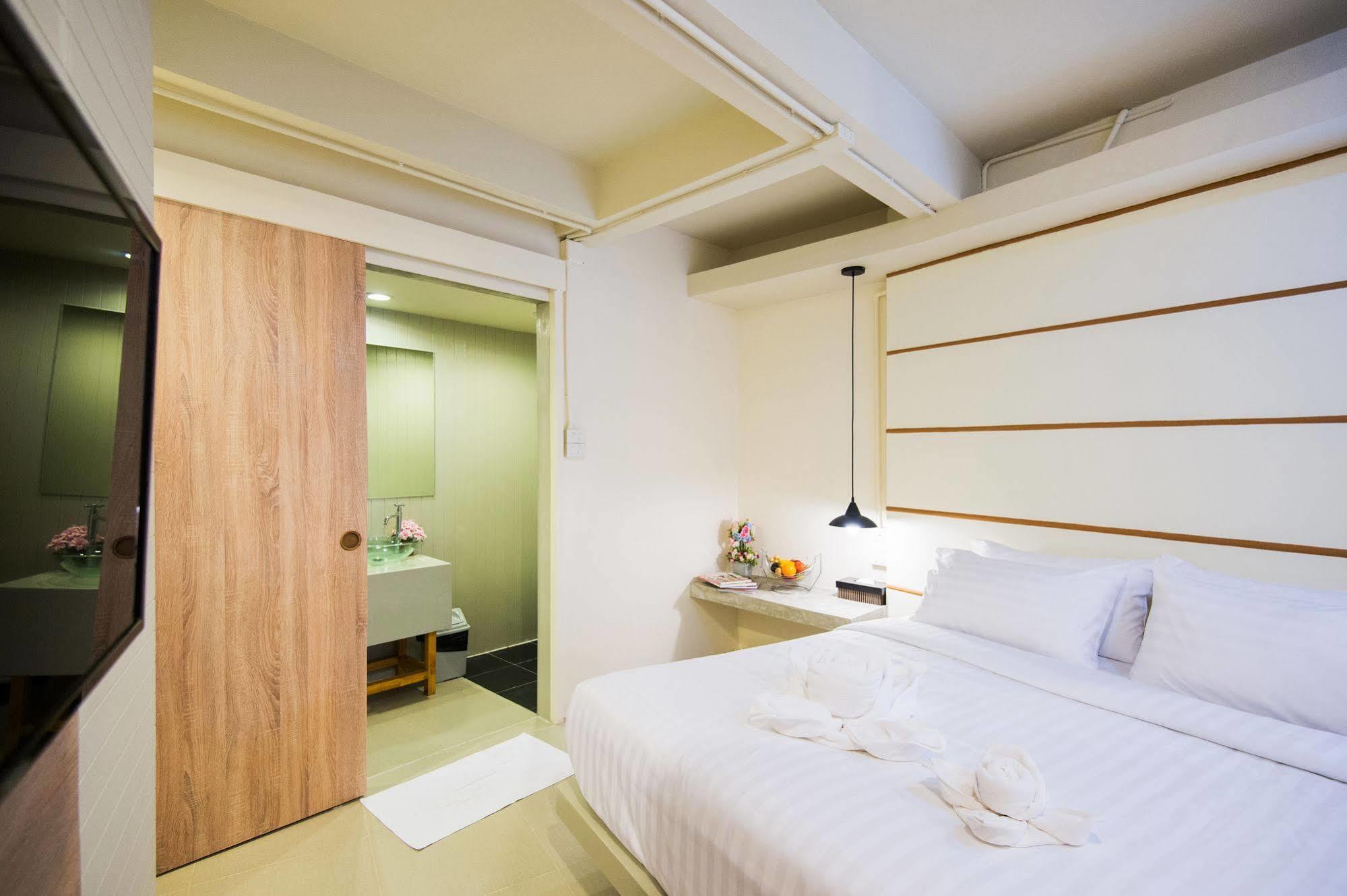Hotel October Phuket Eksteriør bilde